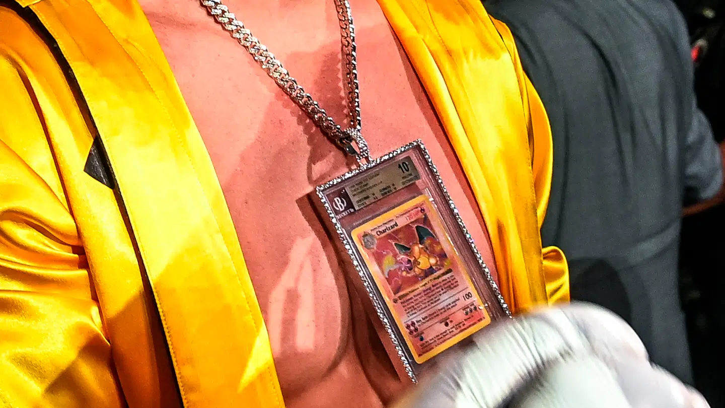 Logan Paul har solgt det særlige Pokémon-kort for 16,5 mio. dollar. Køberen får sammen med kortet også den diamanthalskæde, som kortet hænger i.