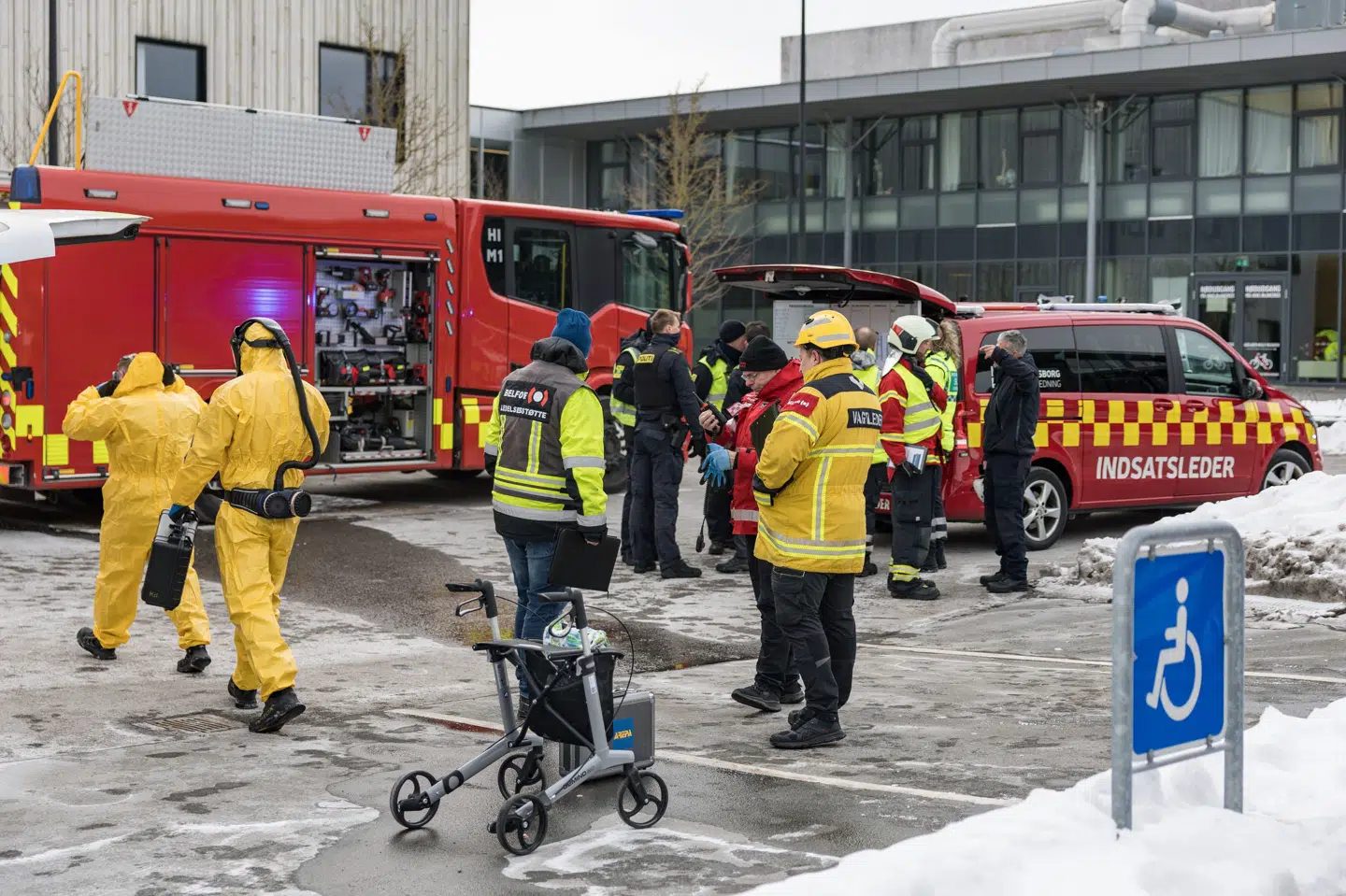 Brandvæsen og ambulancer er til stede ved Hillerød Sundhedscenter på Milnersvej 37 i Hillerød mandag 16. februar 2026. 20 borgere er blevet evakueret.