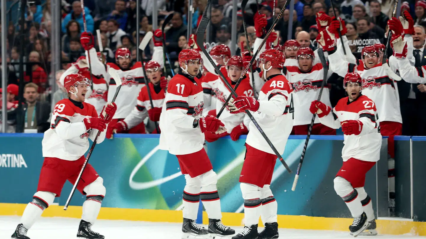 Danmarks mandlige ishockeylandshold tabte lørdag deres anden kamp ved vinter OL til USA. Søndag spillede de mod Letland, som de besejrede.