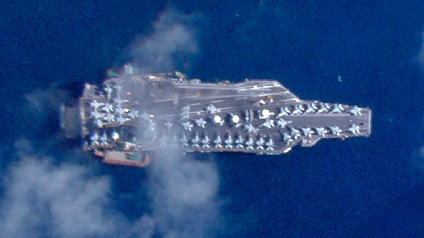 USS Gerald Ford måler omkring 330 meter i længden og 40 meter i bredden.