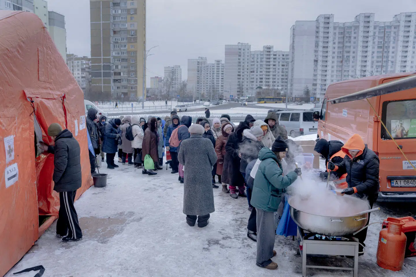 Hundredvis af borgere i det østlige Kyiv står i kø for at modtage et varmt måltid.