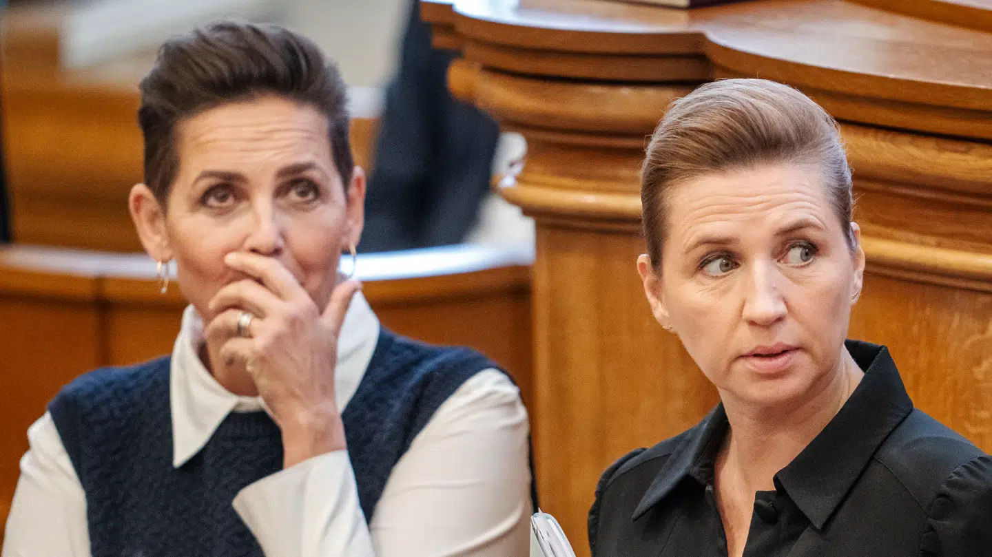 Pia Olsen Dyhr (SF) og statsminister Mette Frederiksen (S) før statsministerens spørgetime i Folketingssalen på Christiansborg.