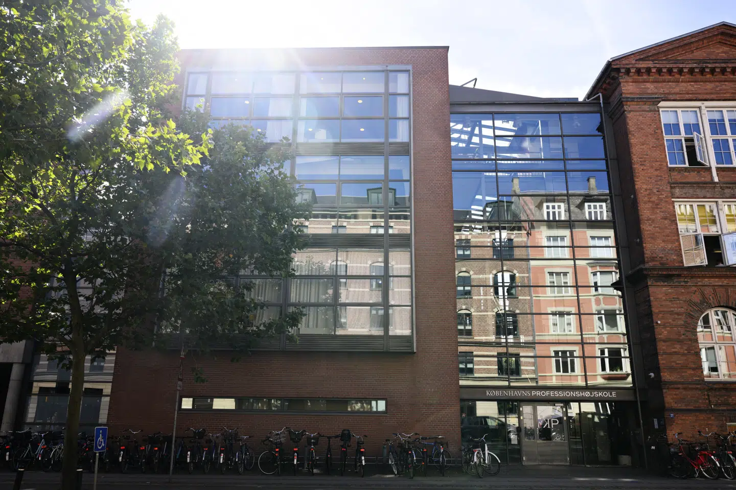 Københavns Professionshøjskole har mandag iværksat deres kriseberedskab, efter at en mand er faldet ned fra et gelænder i skolens foyer. (Arkivfoto).