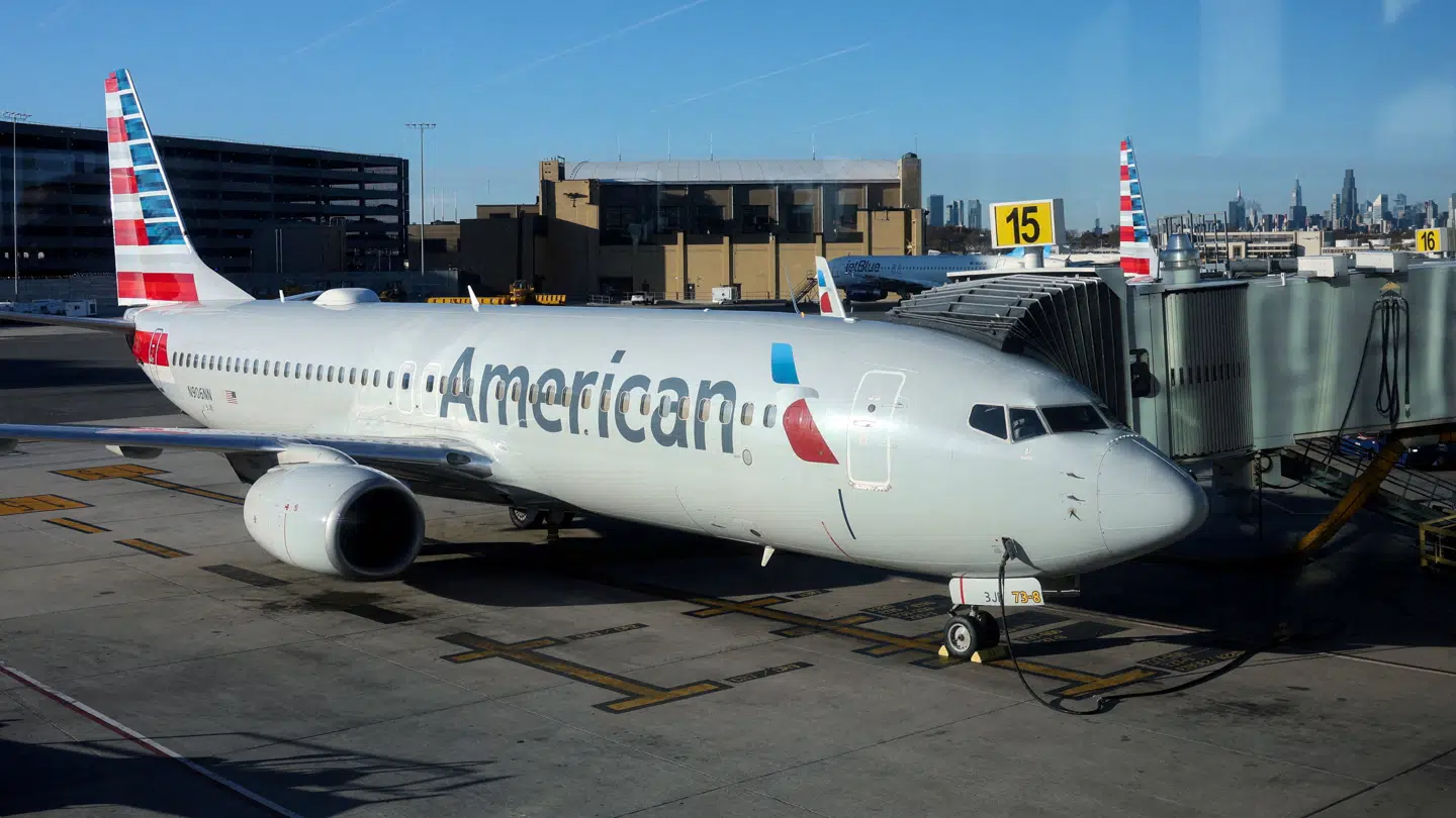 Overgrebet mod Renee Solofra fandt sted på et American Airlines-fly. Hun har nu lagt sag an mod selskabet.