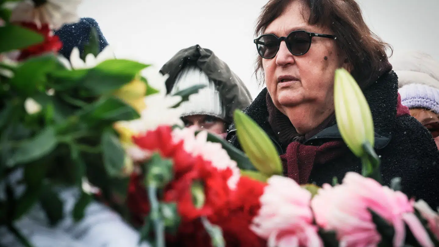 Ljudmilla Navalnaja ved hendes søns grav.