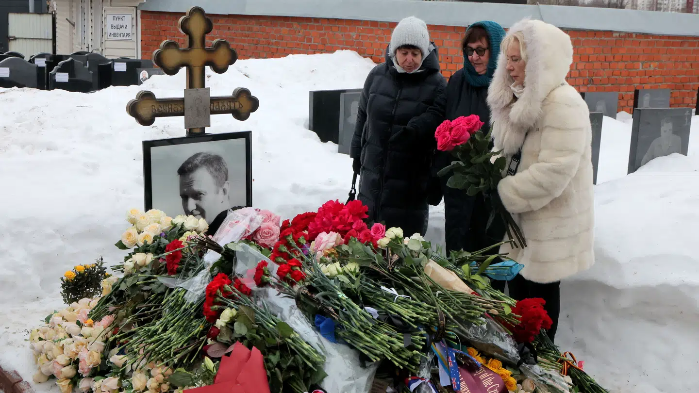 Ljudmilla Navalnaja ses i midten med det blå halstørklæde ved hendes søns grav på årsdagens for hans død.