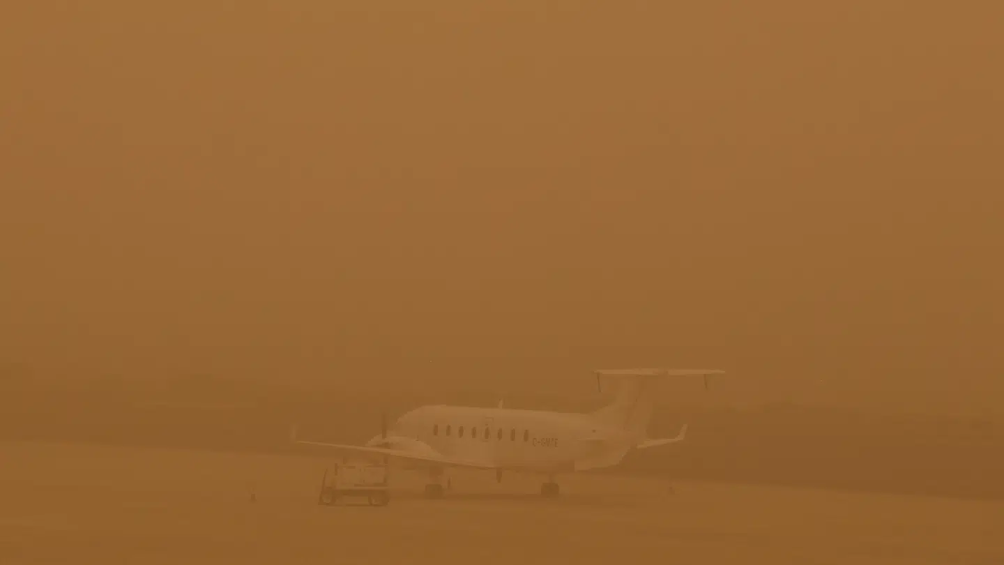 Grundet den reducerede sigtbarhed kan flytrafikken også blive påvirket af sandstormen. Her ses et billede fra lufthavnen i Las Palmas under en sandstorm i 2020.