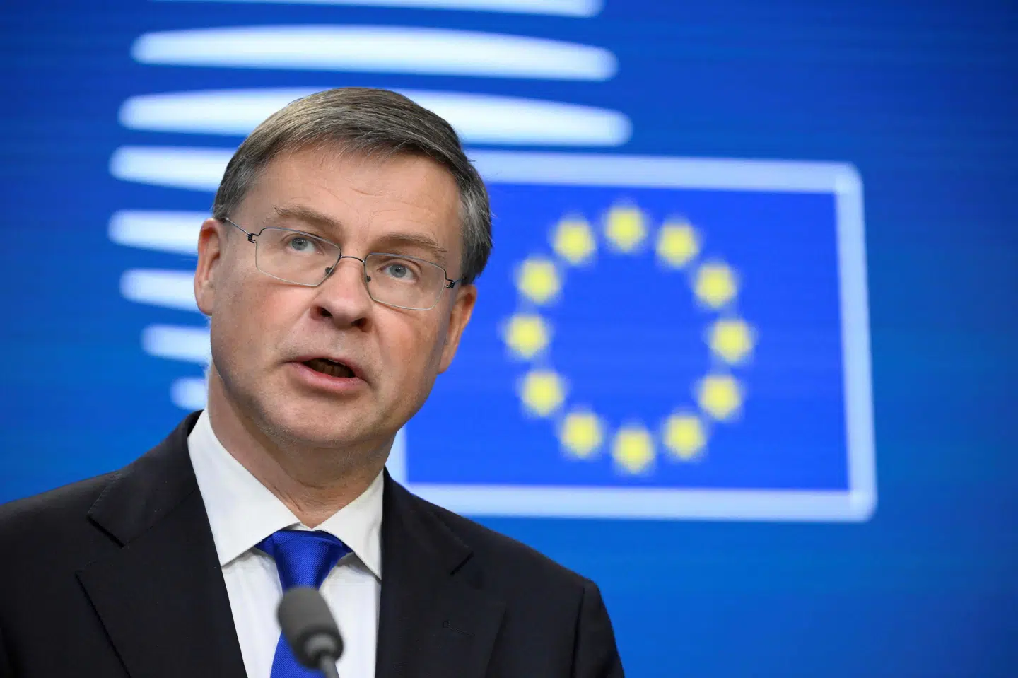 EU-kommissær for økonomi Valdis Dombrovskis ser bred enighed blandt EU-landene om at styrke euroen internationalt. Eksempelvis ved at landene begynder at gennemføre store transaktioner som køb af energi i euro frem for i dollar. (Arkivfoto).