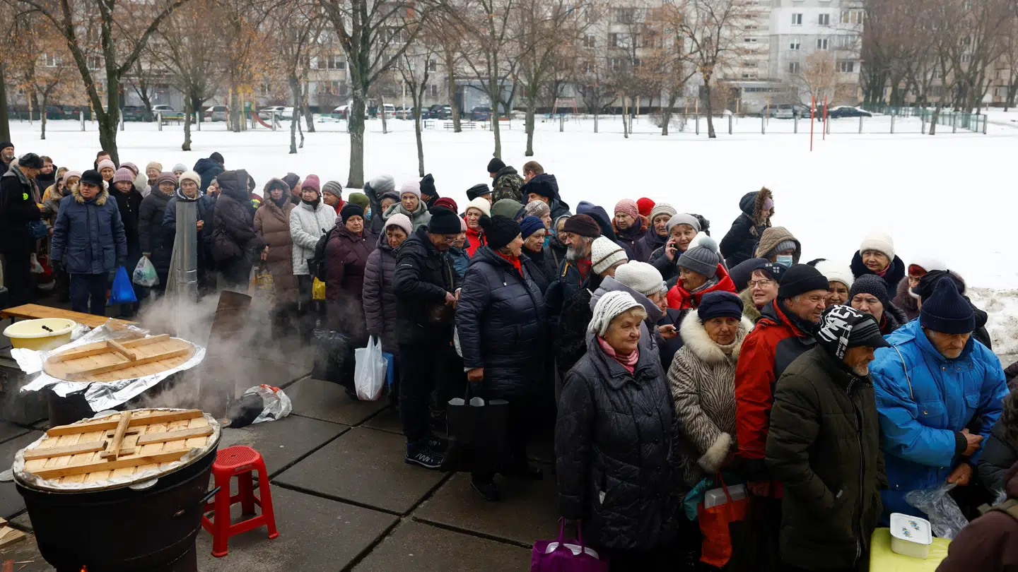 Mange beboere i Kyiv står i disse dage i kø til et gratis måltid mad, fordi deres lejligheder er uden strøm, varme og vand.