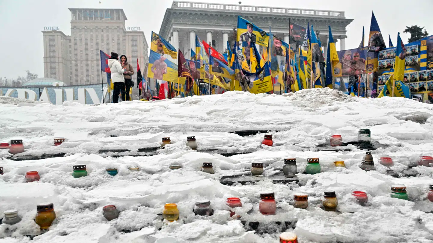 Et mindesmærke for faldne soldater i Kyiv, der er dækket af sne.