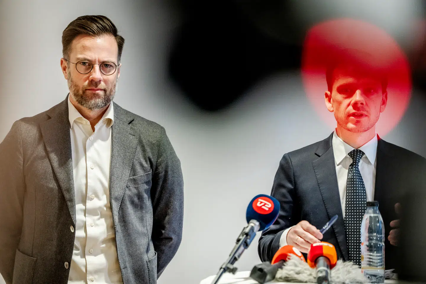 Odenses borgmester, Peter Rahbæk Juel (S) (tv.), var også til stede ved pressemødet med justitsministeren. Odense Kommune har ifølge borgmesteren haft flere problemer med »kriminelle klaner«.