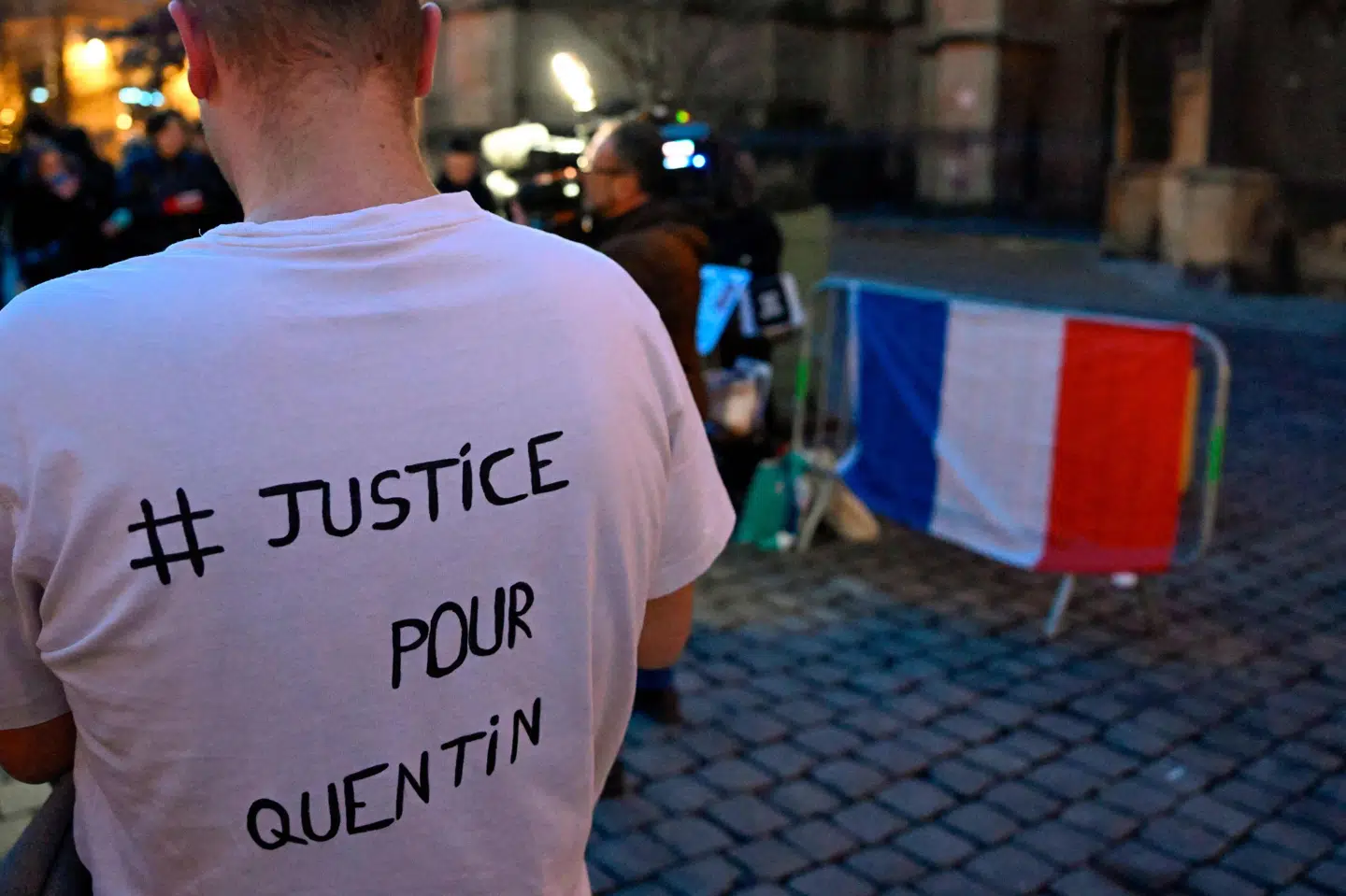 En drabsefterforskning er blevet åbnet i Frankrig, efter at 23-årige Quentin Deranque, der var blevet angrebet, døde på hospitalet. En demonstrant i Metz bærer mandag en T-shirt, hvorpå der står "Retfærdighed for Quentin".
