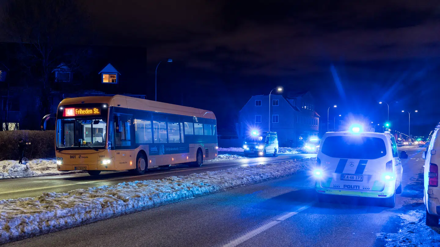 Politi og redningsfolk ved bus 4A på Gl. Køge Landevej i Hvidovre.