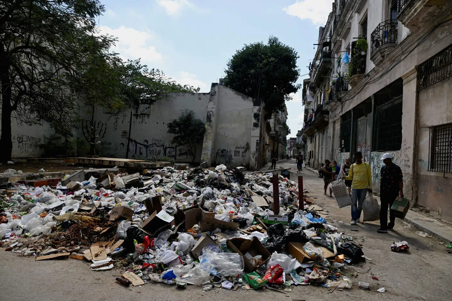Det stinker, og affaldet er samlet i små bakker på Havanas gader, efter at USA har indført en blokade mod olieforsyning til Cuba.