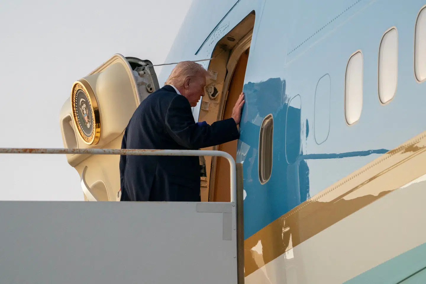 USA's præsident, Donald Trump, er på vej tilbage til Washington D.C. fra Florida. Han siger til journalister om bord på præsidentflyet, at Ukraine er nødt til at komme til forhandlingsbordet hurtigt for at lande en fredsaftale med Rusland.