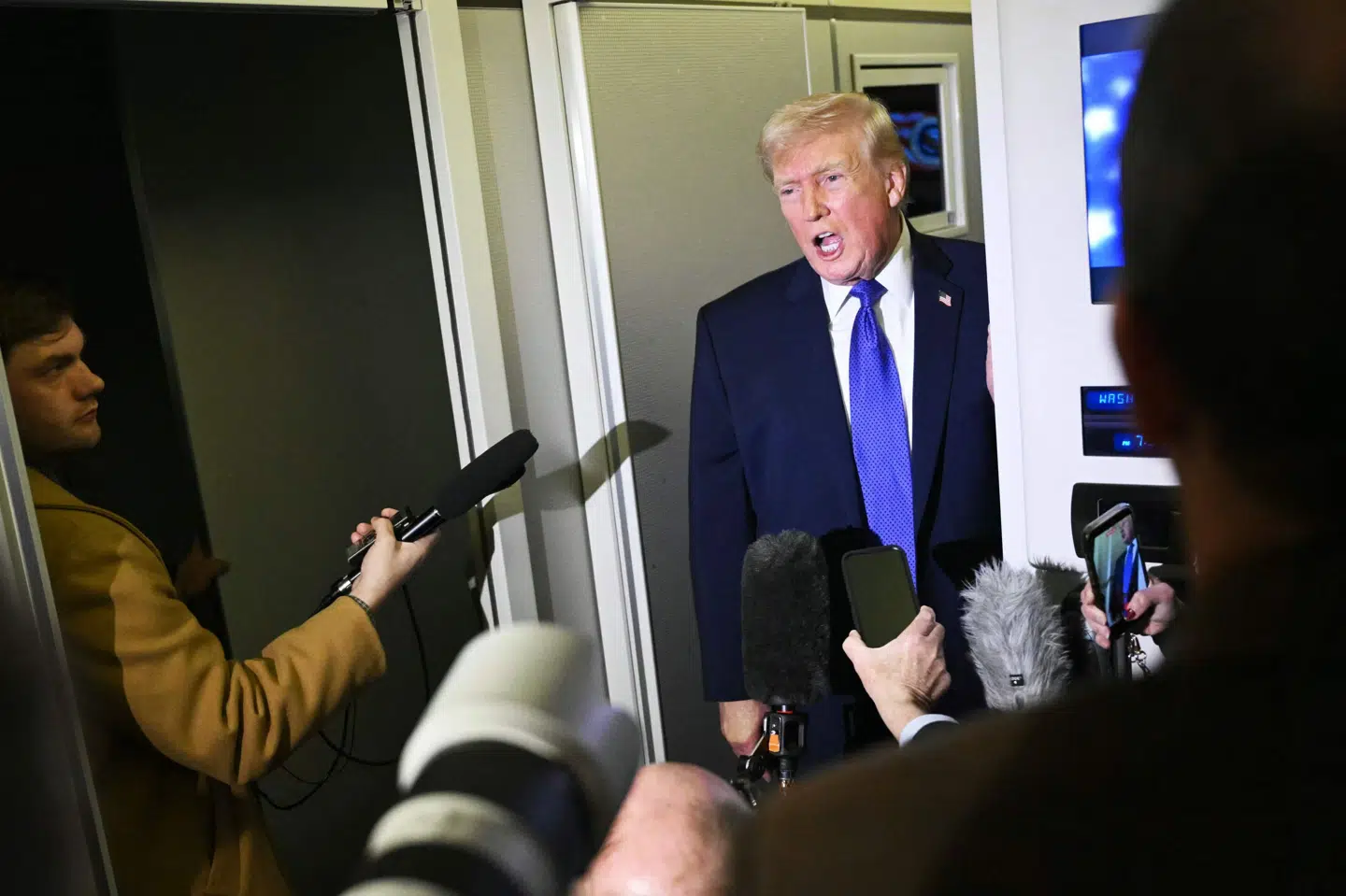 USA's præsident, Donald Trump, taler natten til tirsdag med journalister på vej fra West Palm Beach i Florida til Joint Base Andrews.