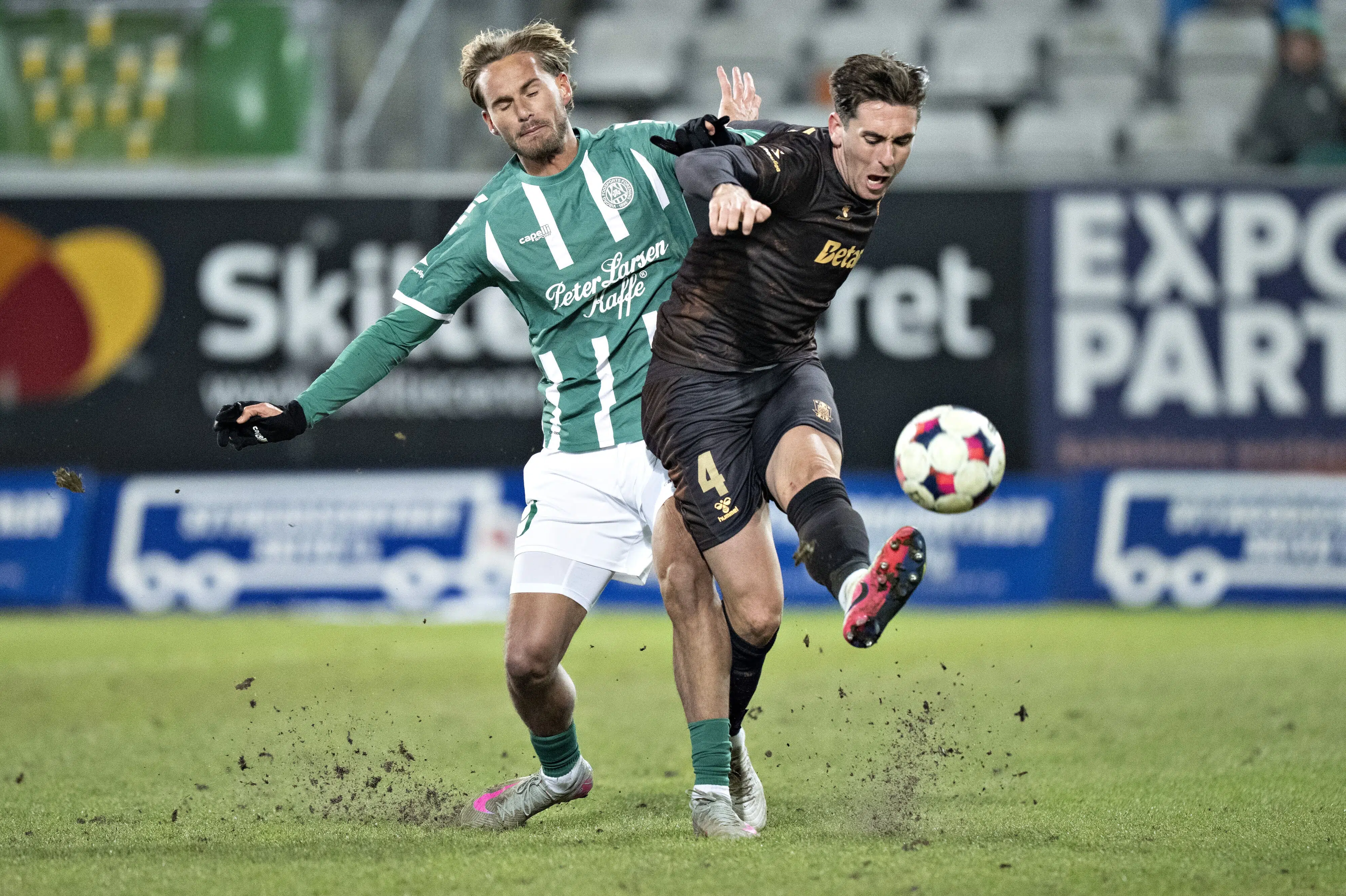 Benhård vinter hærger danske fodboldbaner