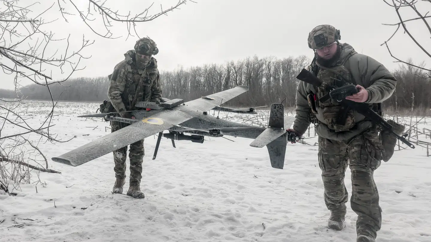 Ukrainske soldater med en drone, der er blevet en kæmpe del af krigen i landet.