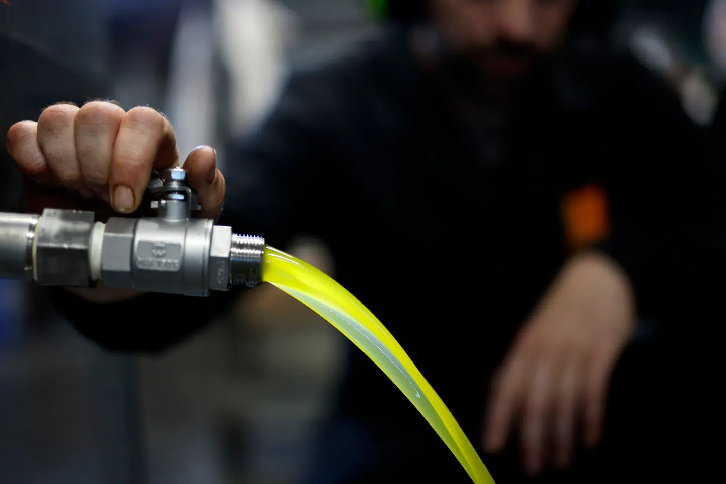 »Det flydende guld« er olivenolie også blevet kaldt. Her er det franske Alexandre Mora, der tapper olivenolie nær Gignac i det sydlige Frankrig, hvor han årligt produceret omkring 15.000 liter.