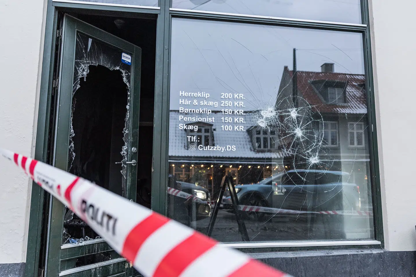 Gerningsmænd forsøgte en aften at knuse en rude og kaste en molotovcocktail ind i en frisørsalon på Valby Langgade i København. Det mislykkedes. Dagen efter lykkedes det dem at knuse en rude og kaste en molotovcocktail. Nu er i alt tre anholdt i sagen. (Arkivfoto).