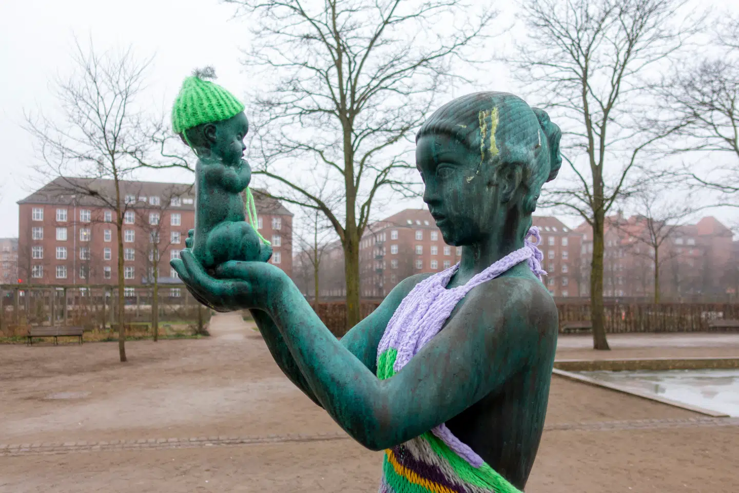 Skulptur »Venus med Æblet« i Enghave Parken eller Enghaveparken på Vesterbro. Skulpturen har været påført vintertøj til kulden.