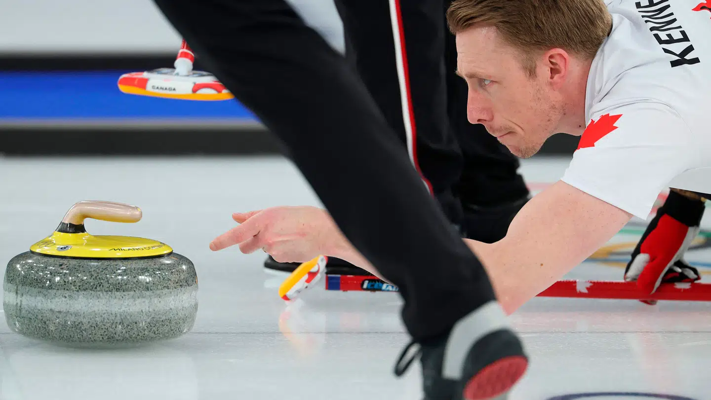 Man må ikke røre ved curlingstenen, efter man har sluppet håndtaget