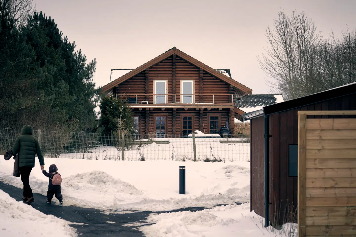 Handicapformidlingen ApS købte i sommeren 2024 denne bolig i landsbyen Kirke Hvalsø af firmaets egen direktør, Søren Rynkebjerg. Prisen lød på 8,5 millioner kroner.