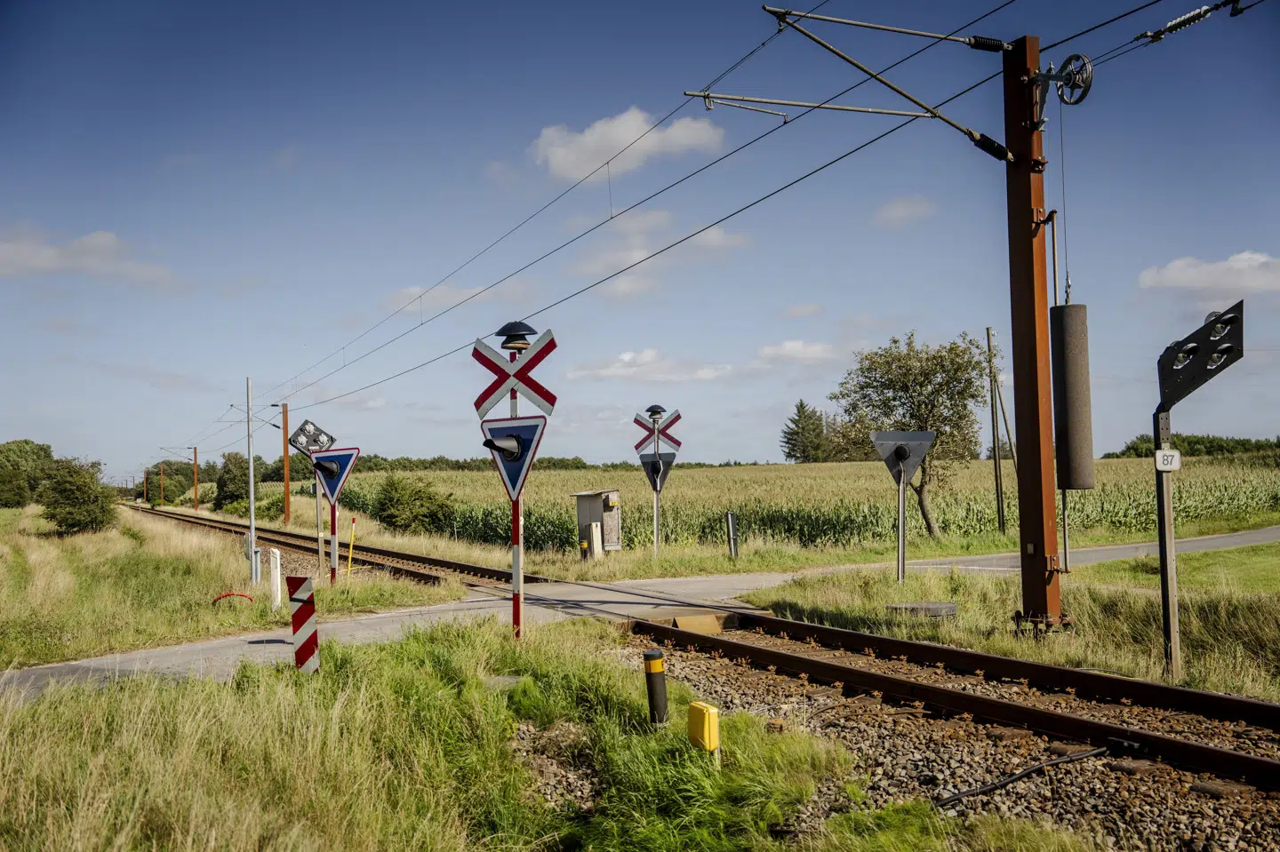 En jernbaneoverskæring uden bom blev fotograferet ved Bjerndrup nær Kliplev i Sønderjylland i august sidste år efter en række sammenstød i området ved overkørsler. (Arkivfoto).