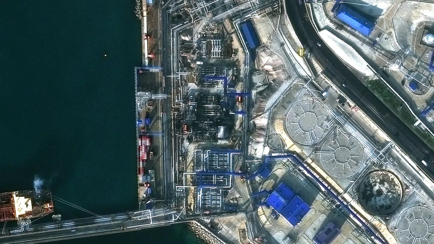 Arkiv: Satellitbillede viser russisk infrastruktur efter et ukrainsk droneangreb.