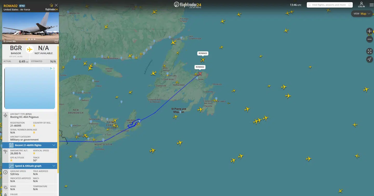 Et af de amerikanske militærfly, der har kurs over Atlanten.