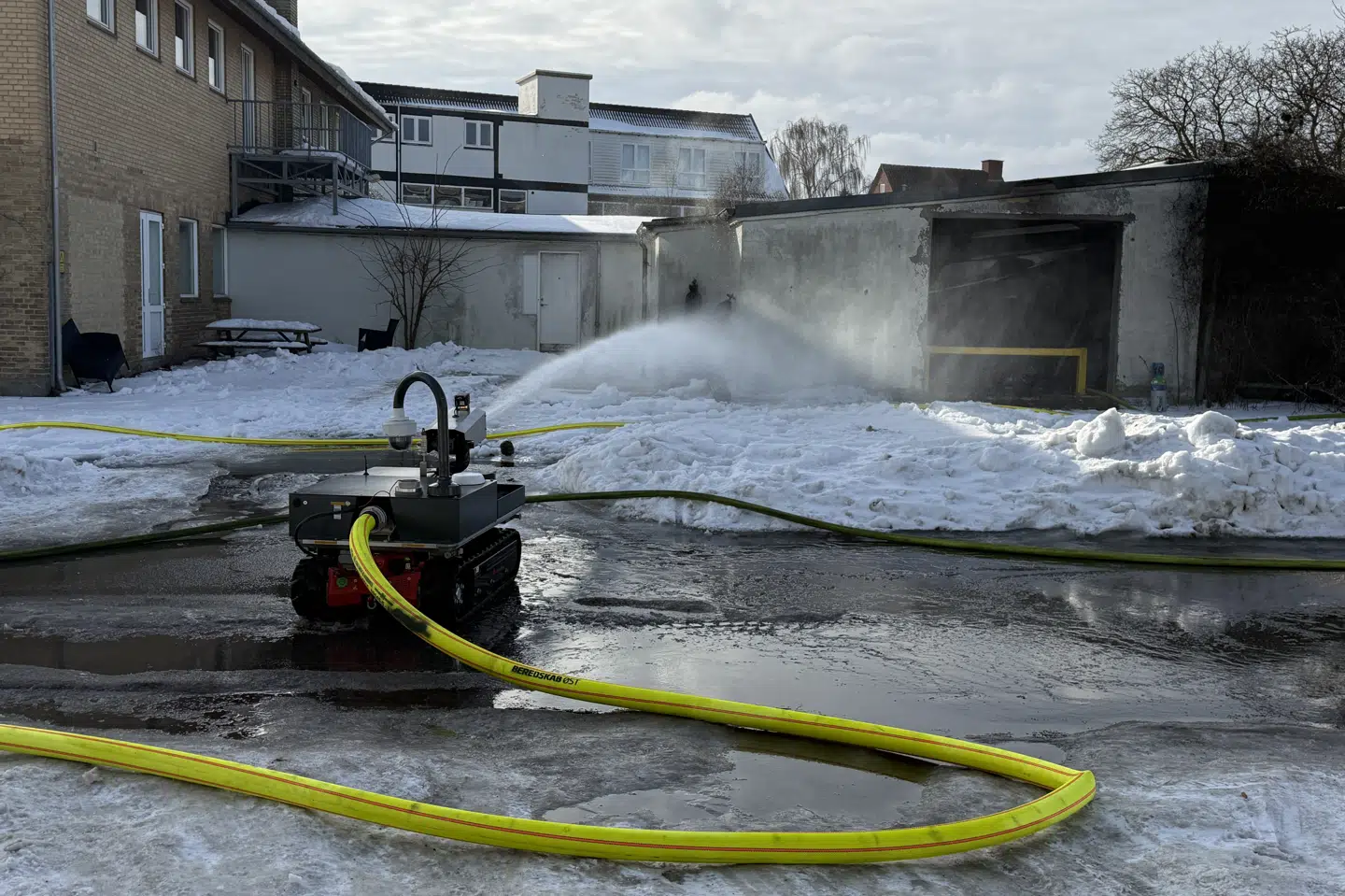 En robotbrandslukker blev sat ind til branden på Romancevej i Herlev tirsdag. En robotbrandslukker er en fjernstyret maskine, der bruges til slukning af komplicerede og særligt risikable brande. (Privat foto).