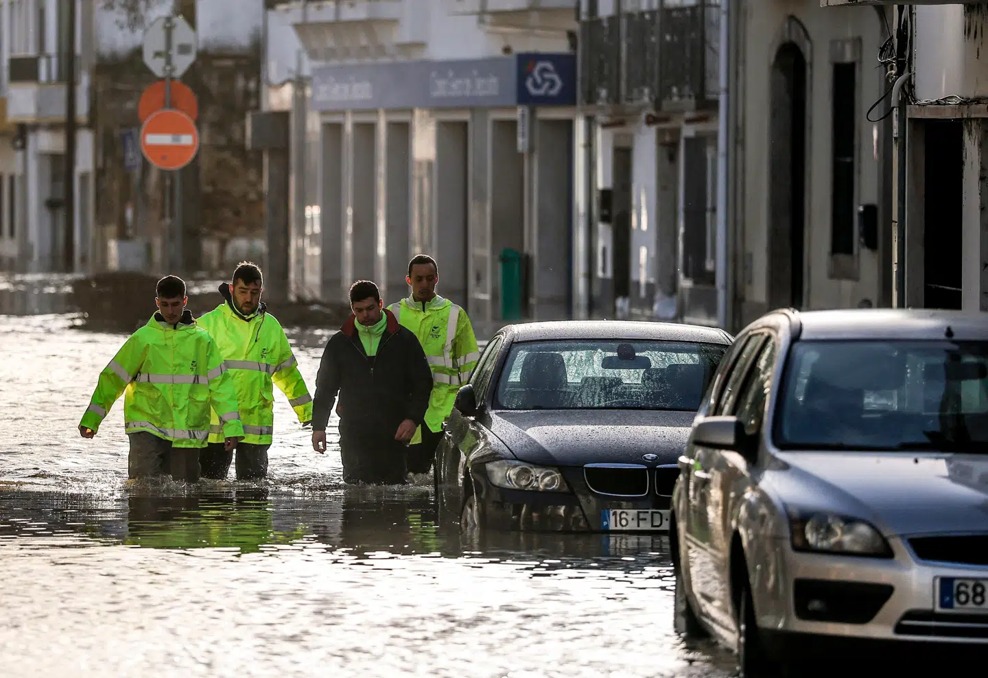 Frankrig og Den Iberiske Halvø er i de seneste uger blevet overmandet af adskillige storme og voldsom nedbør. Kommunalt ansatte vader gennem oversvømmet gade i Alcacer do Sal i Portugal 5. februar i år.