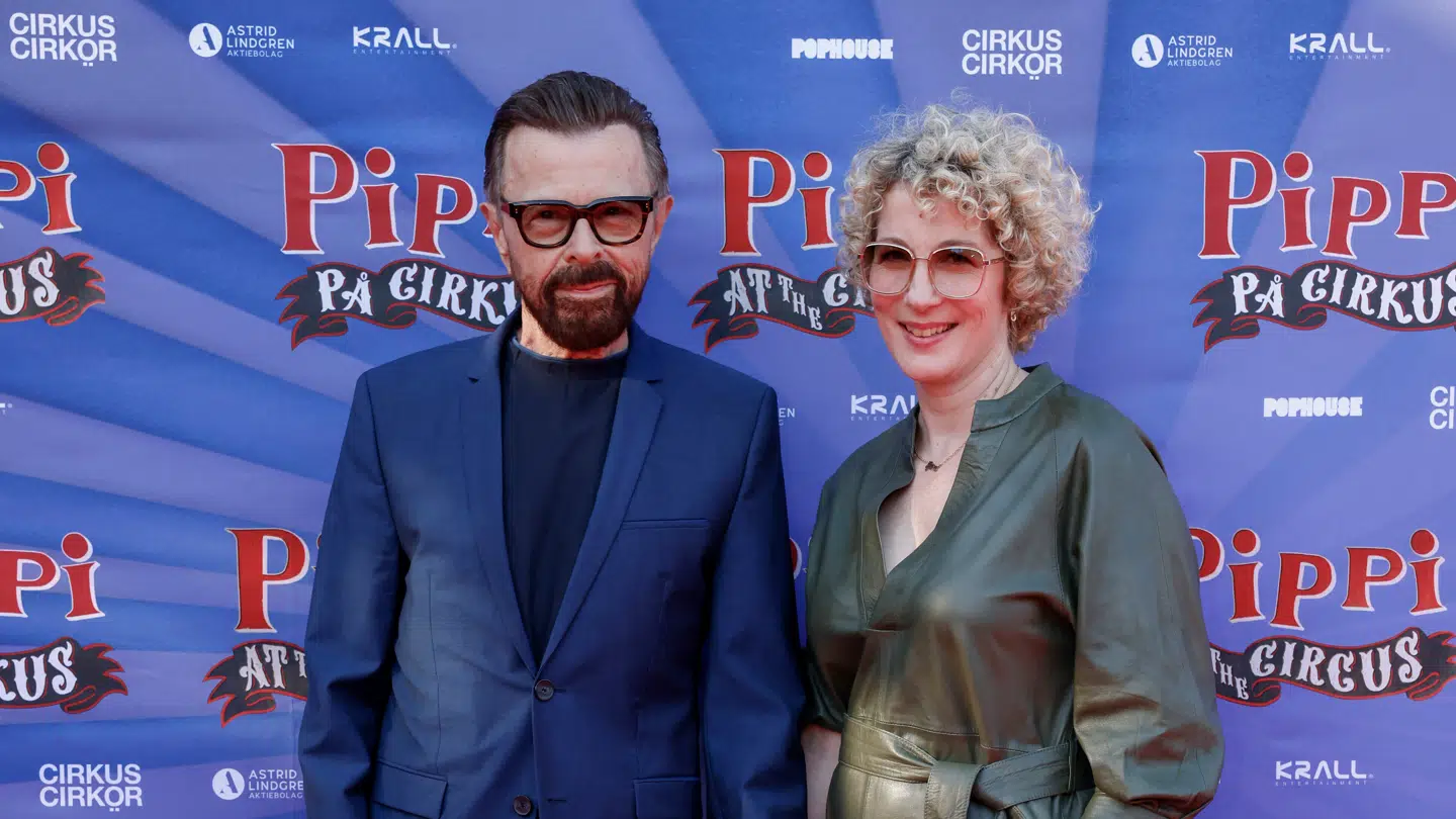 Björn Ulvaeus blev i 2024 gift med danske Christina Sas, der også ses her på billedet. De blev gift i København. Parret mødte hinanden tilbage i 2021. Her ses de til premieren på musicallen tilbage i Sverige, da den havde premiere.