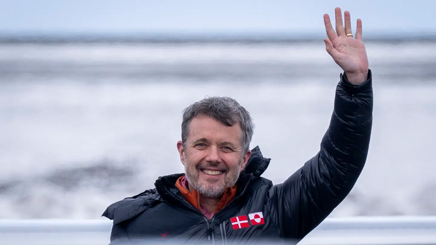 Kong Frederik besøger Grønland onsdag, torsdag og fredag i denne uge. Billedet viser ham under sidste besøg tilbage i april 2025, da han landede i Nuuk.