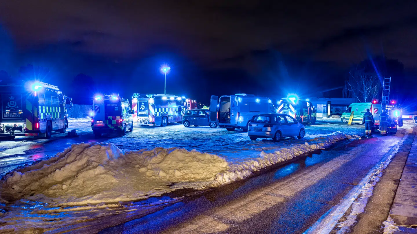 Politi og redningsarbejdere er til stede på Havnen i Hvidovre tirsdag.