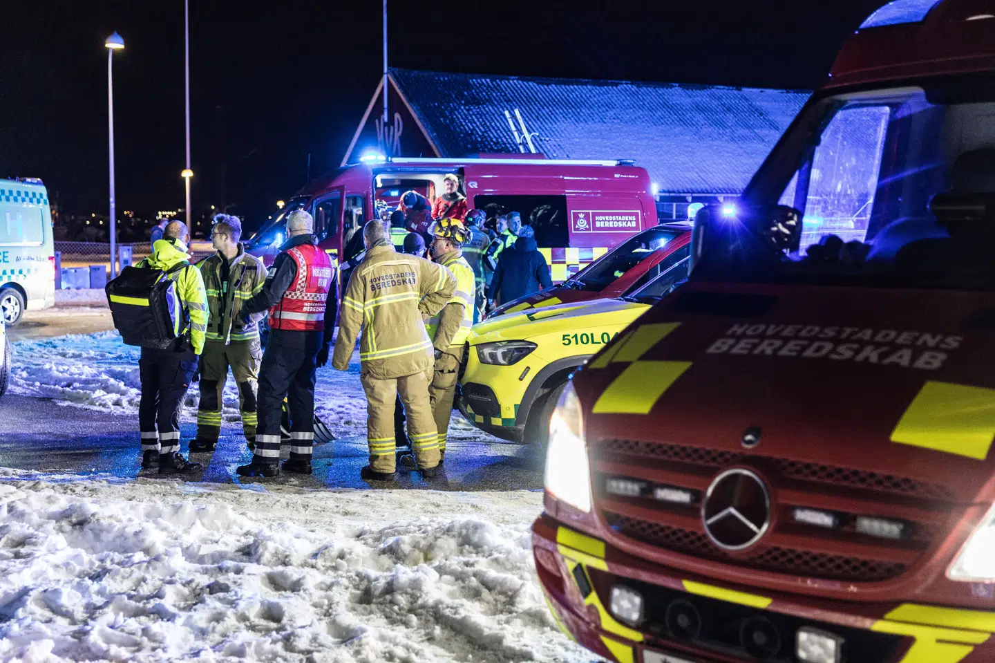 Politi og redningsarbejdere står i Hvidovre Havn tirsdag aften i forbindelse med en redningsaktion.