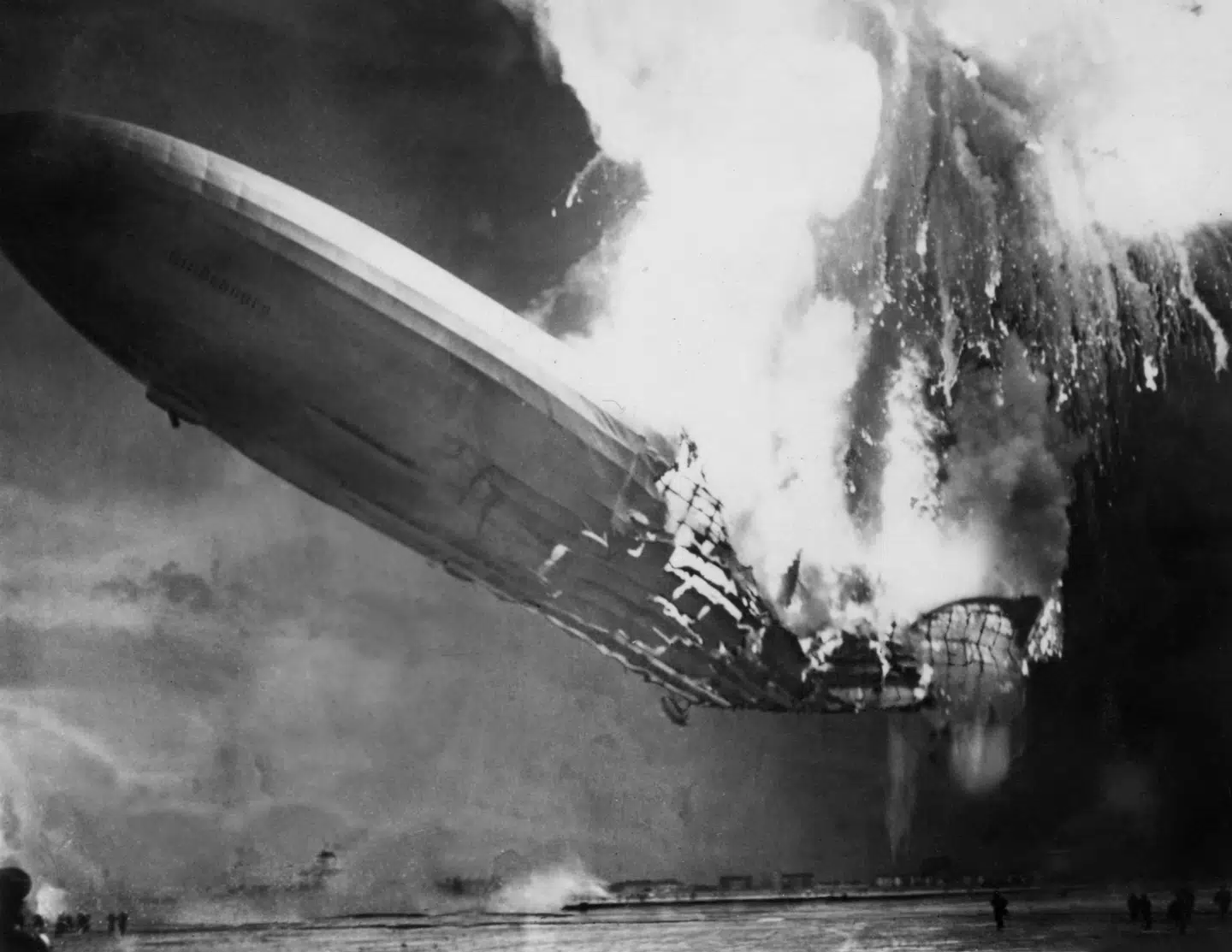 Hindenburg-luftskibet var fyldt med brint, der er meget brændbart. Den præcise årsag til, hvorfor skibet brød i brand, kendes dog ikke.