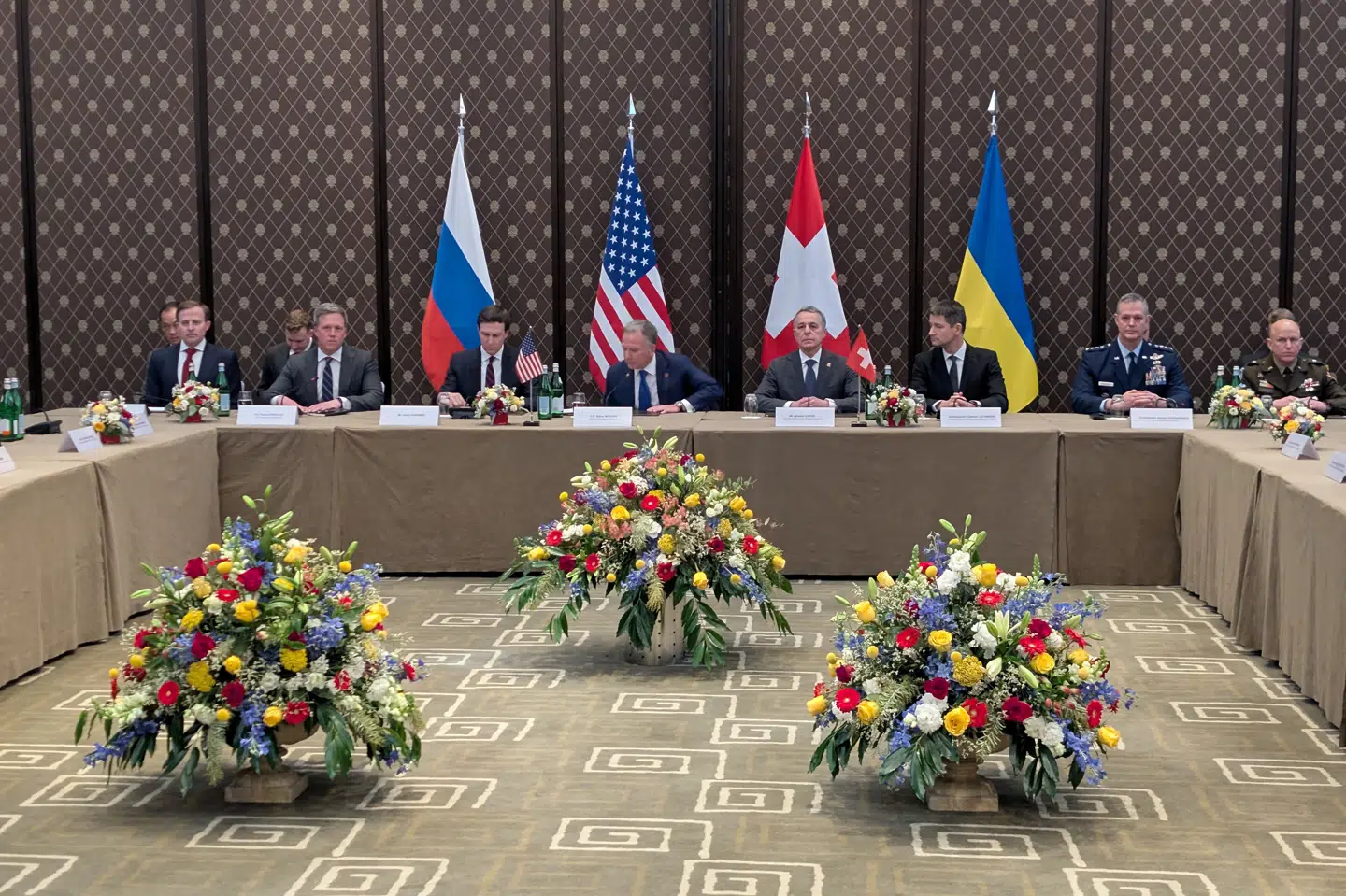 Delegationer fra Rusland, Ukraine og USA har tirsdag holdt møde i den schweiziske by, Genève.