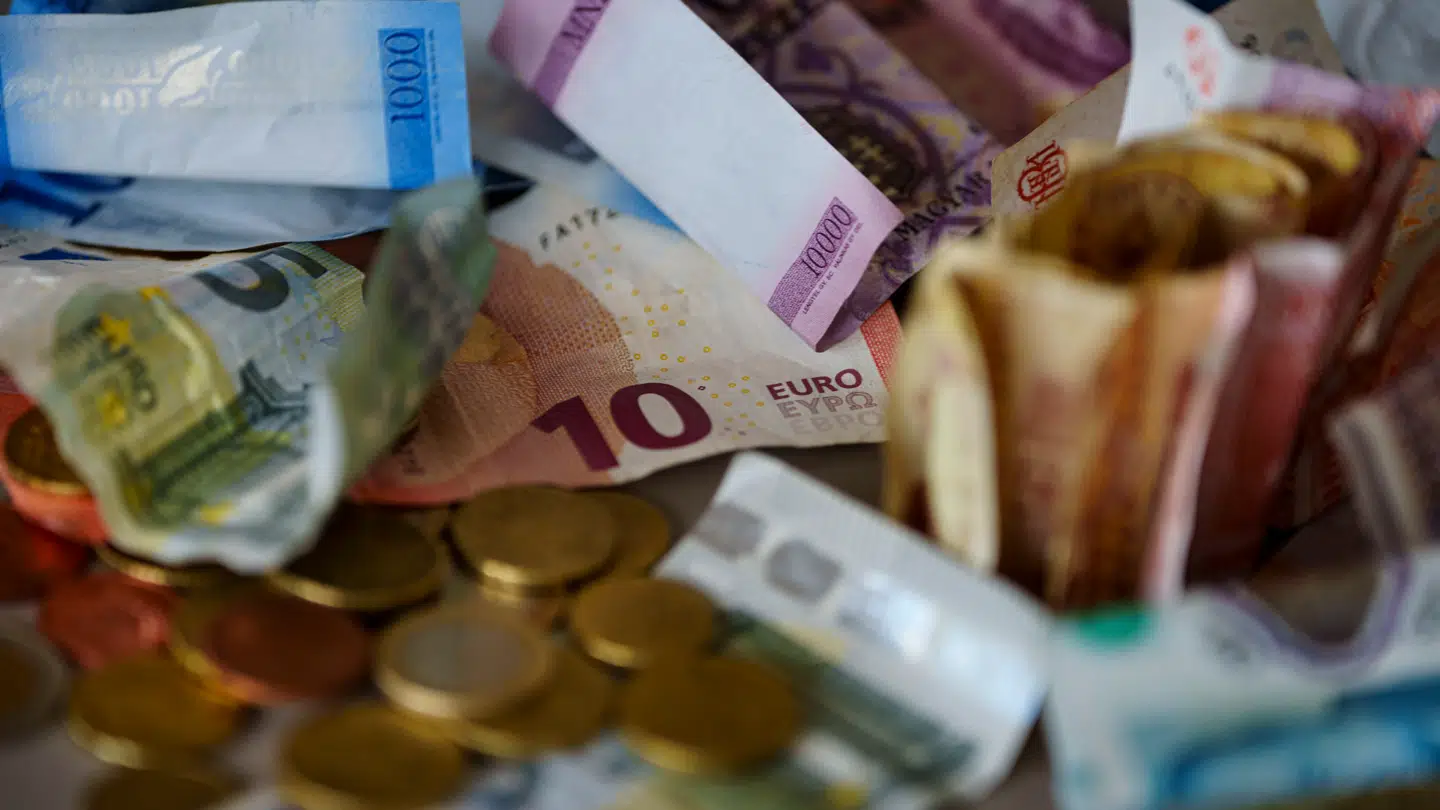 En 82-årige tysk kvinde er mistænkt for at have svindlet med sin afdøde mors pensionspenge i årevis.