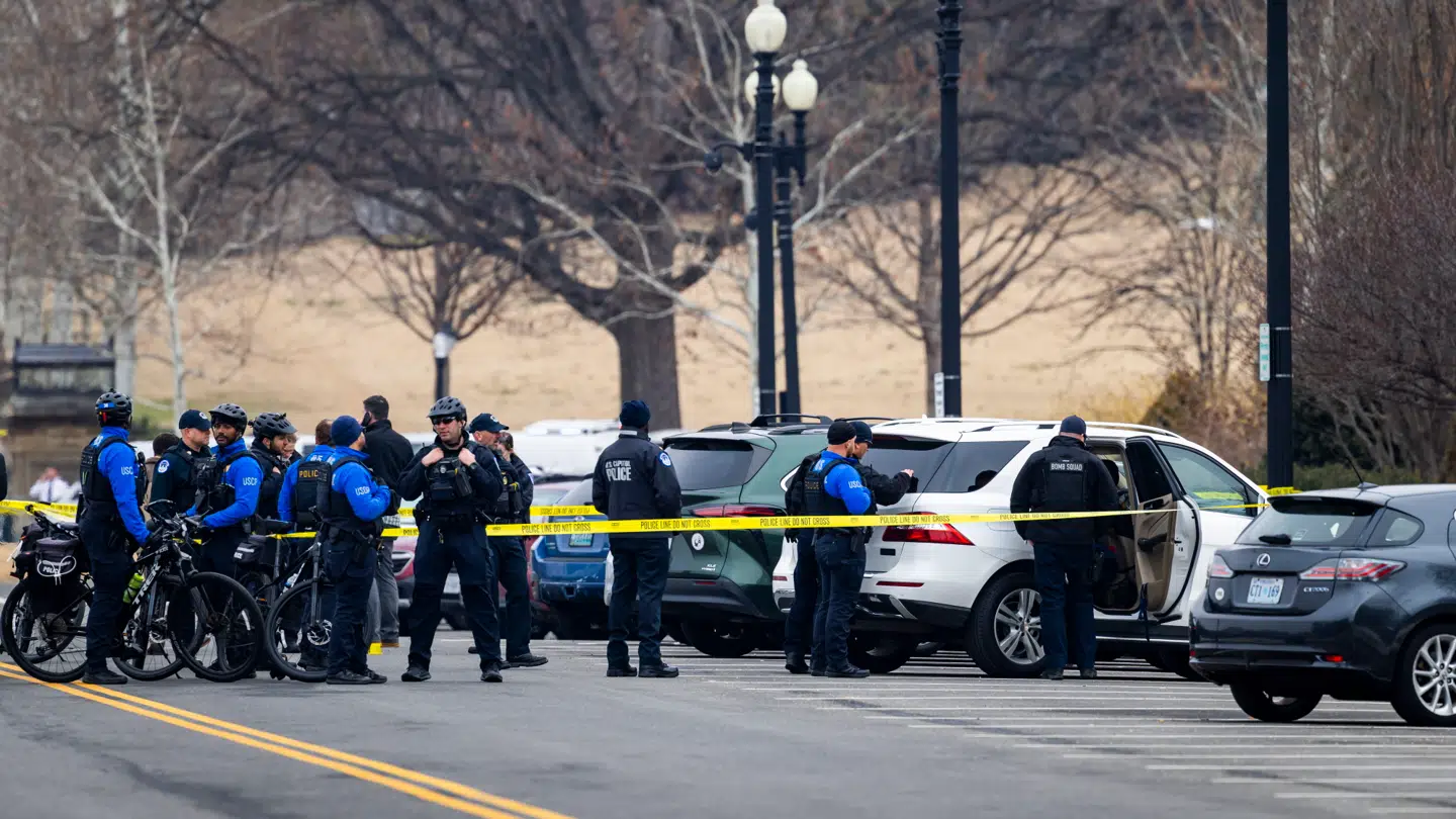 Betjente fra US Capitol Police ved Kongressen, hvor en 18-årig mand er anholdt.