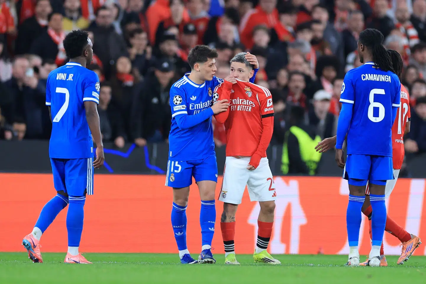 Benfica-spilleren Gianluca Prestianni gemmer munden bag trøjen, da han i begyndelsen af anden halvleg henvender sig til Vinícius Júnior, efter at brasilianeren har bragt Real Madrid på 1-0.