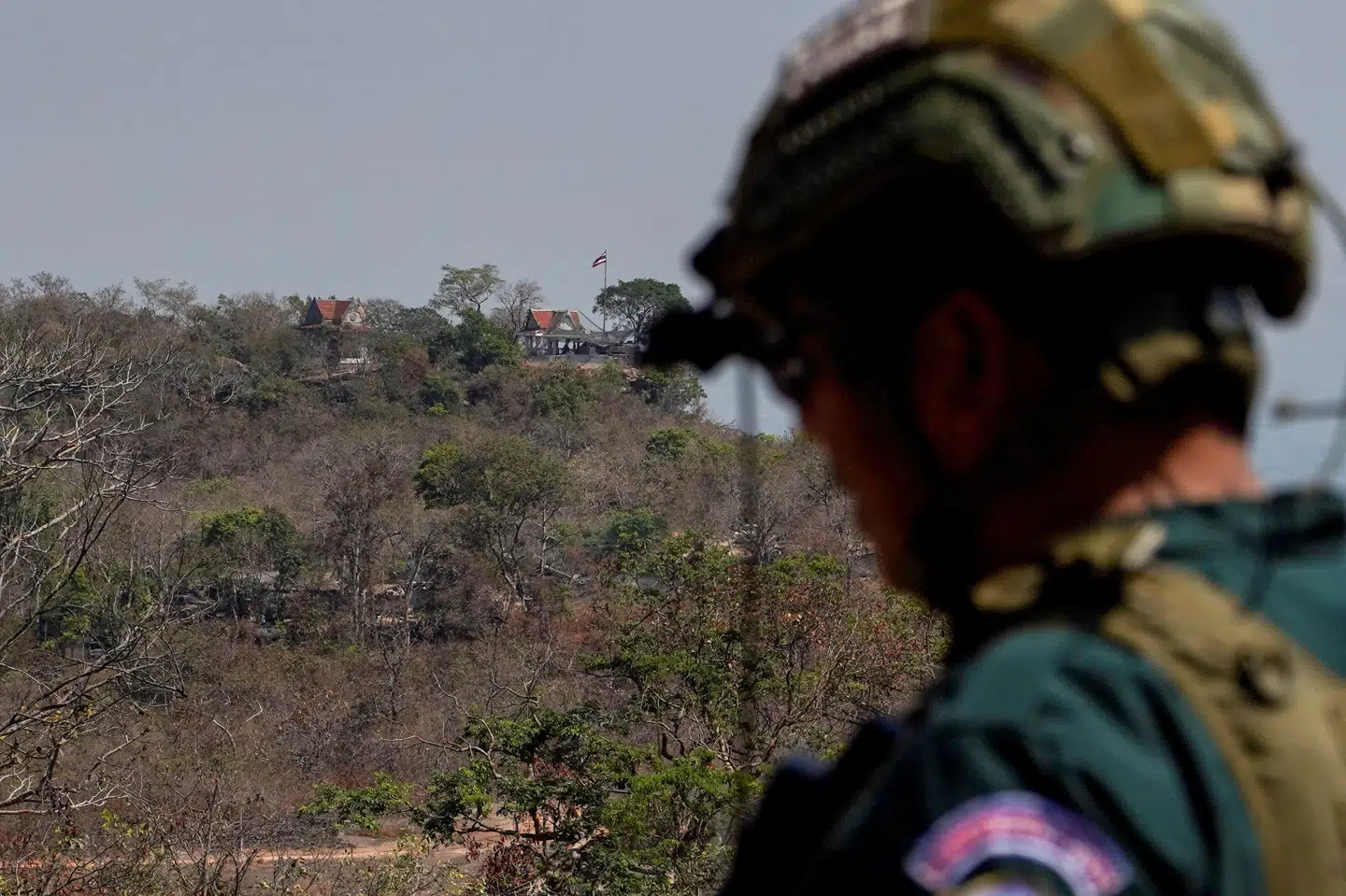 Billedet er fra 12. november, hvor et thailandsk flag ses i den nordøstlige del af landet. Det er taget efter sammenstød mellem Thailand og Cambodja. (Arkivfoto).