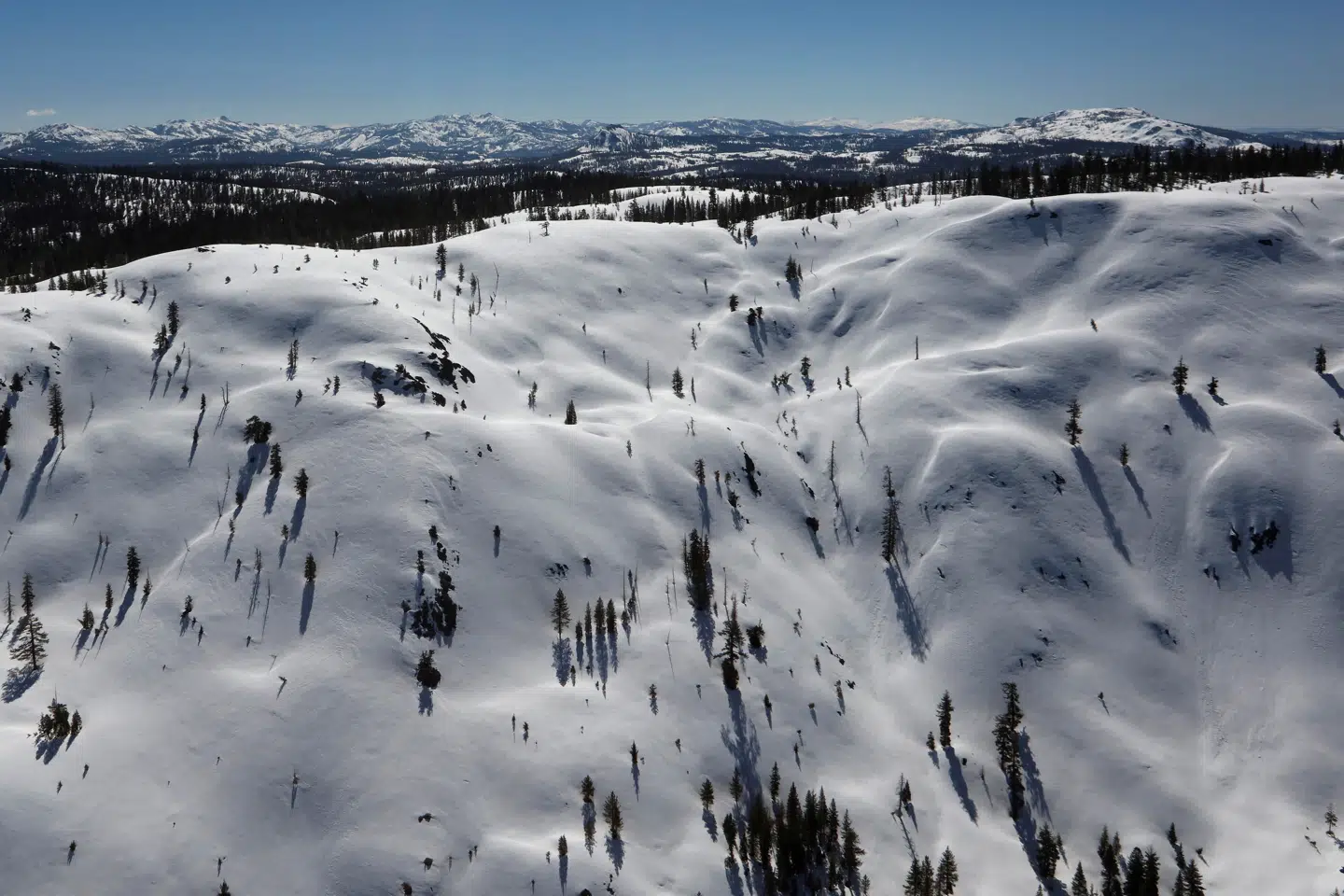 En gruppe på 16 personer blev tirsdag fanget i en lavine i Sierra Nevada-bjergene. Ni personer er fortsat savnet, mens de øvrige seks er fanget i det ufremkommelige terræn. (Arkivfoto).