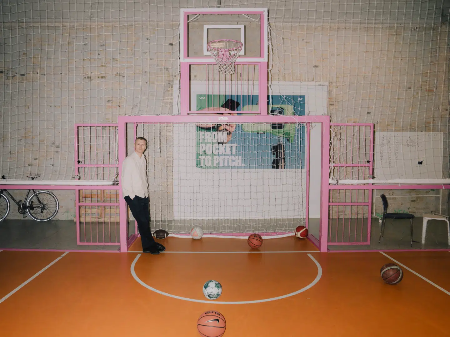 Henrik Teisbæk, administrerende direktør for og medstifter af VEO, ved en lille fodboldbane, som virksomheden har midt i kantinen.