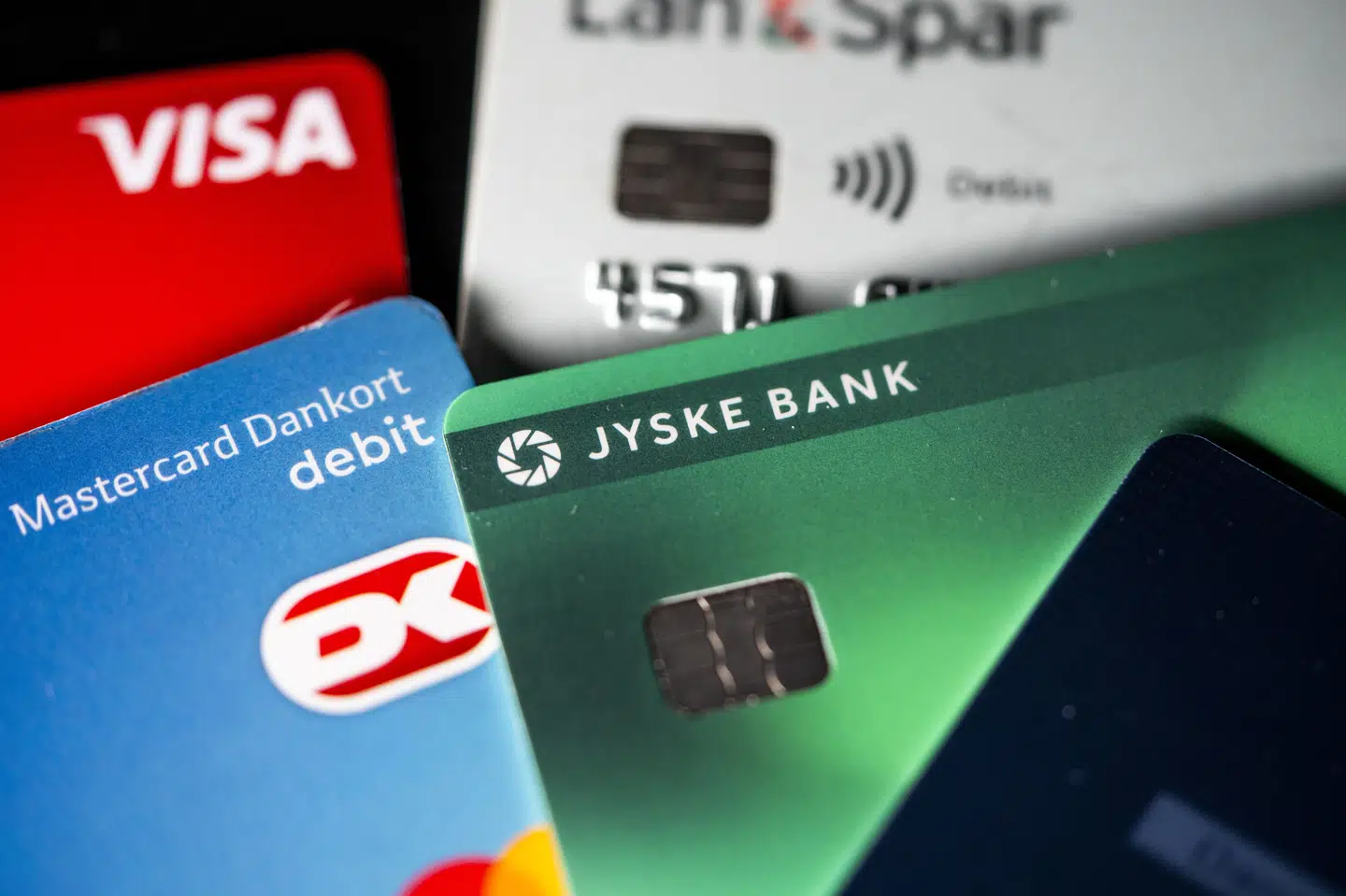 Borgere over hele landet er blevet lokket til at udlevere deres hævekort til falske bankbude. Det mener Sydsjællands og Lolland-Falsters Politi, som onsdag har oplyst, at der er rejst tiltale mod fire unge mænd. Kortene på fotoet stammer ikke fra den aktuelle sag. (Arkivfoto)