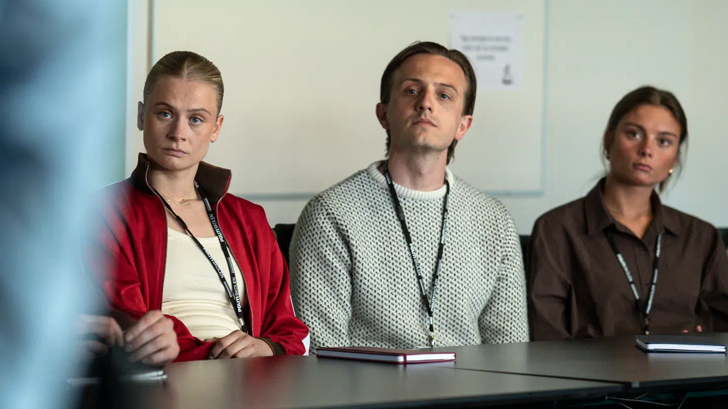 Clara Rosager (Tv) spiller en af de nye elever på politiskolen.