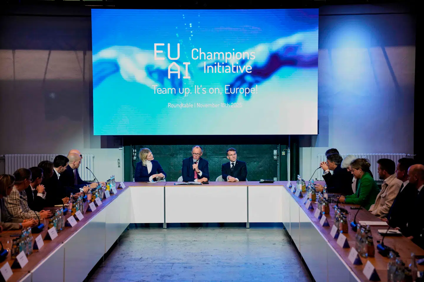 Tysklands kansler, Friedrich Merz (i midten), og Frankrigs præsident, Emmanuel Macron (midtfor til højre), var værter, da der i november 2025 i Berlin blev talt om at samle kræfterne for at opnå større, europæisk digital suverænitet og dermed mindske afhængigheden af de amerikanske teknologigiganter.