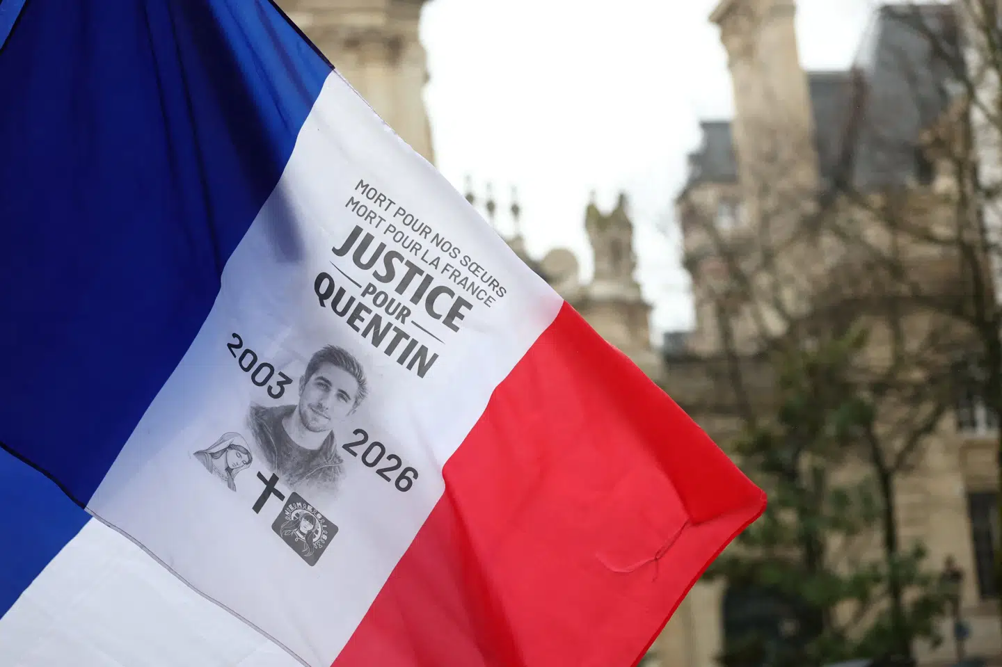 Franske flag med teksten "Retfærdighed for Quentin" er dukket op i gadebilledet i Frankrig efter drabet på Quentin Deranque. (Arkivfoto).