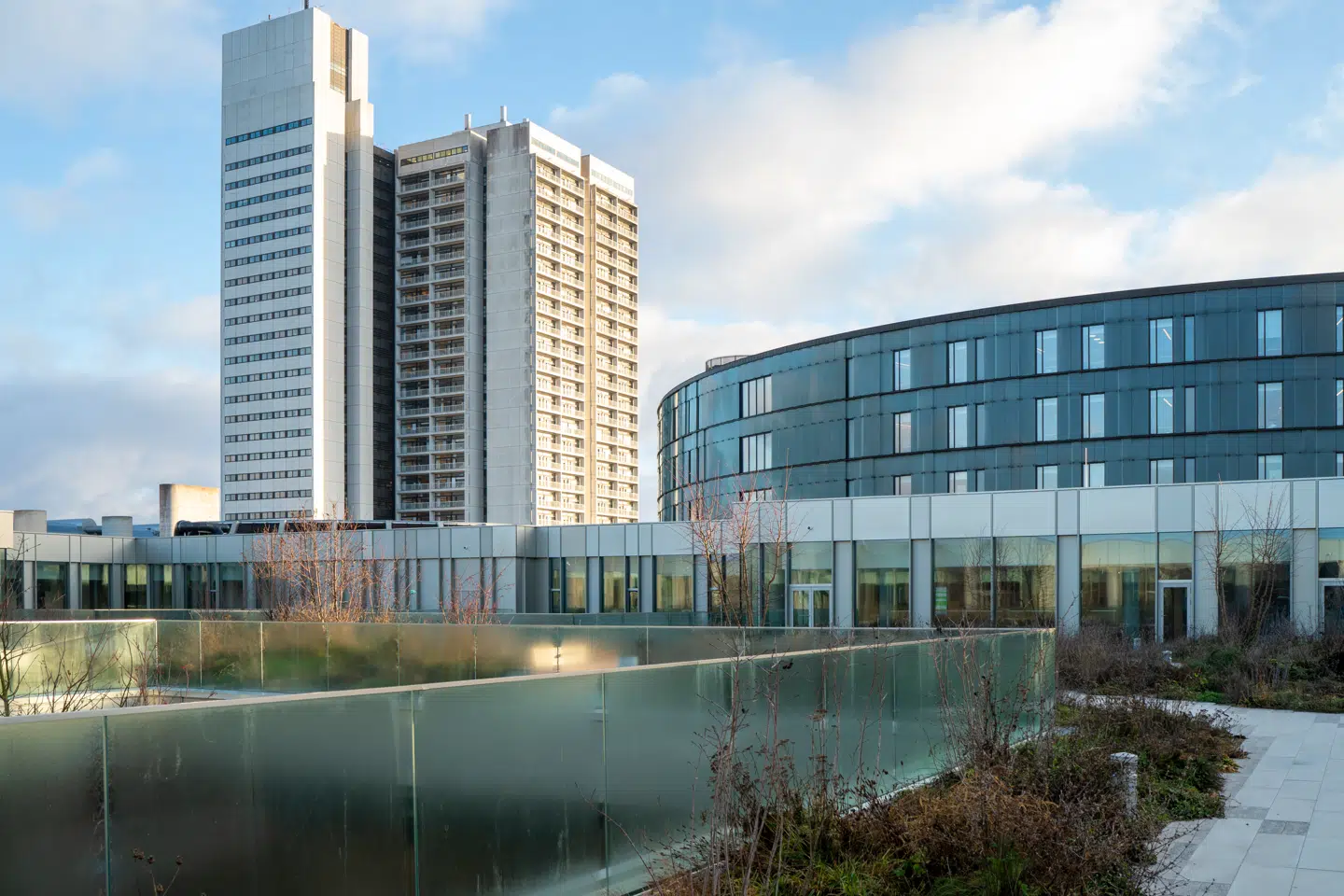 Omkring 280 milliarder kroner bruges der årligt på sygehuse, her Herlev Hospital, medicin, ældrepleje og andre sundhedsopgaver. Nu udskydes etableringen af et prioriteringsråd, som skulle medvirke til at skabe et bedre, mere robust sundhedsvæsen.