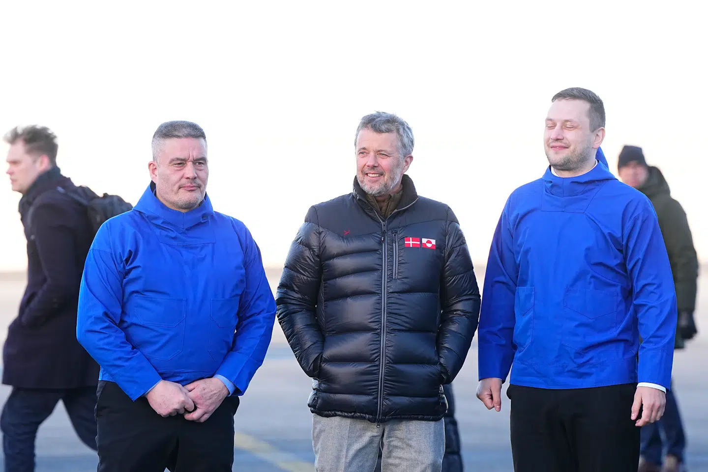 Kong Frederik X ankommer til Nuuk Lufthavn i Grønland, hvor han bliver modtaget af formanden for Naalakkersuisut, Jens-Frederik Nielsen og formanden for Inatsisartut, Kim Kielsen, onsdag den 18. februar 2026. Kongen er på et tredages besøg i Grønland.